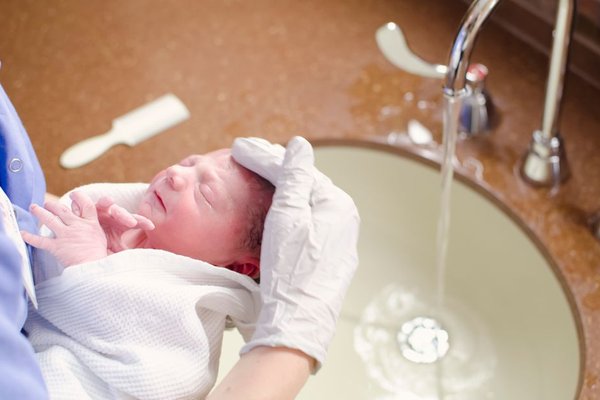 how to bathe a newborn